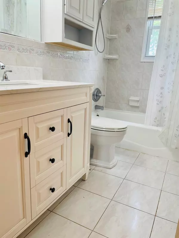 Commack, NY 11725,24 Gaymor LN