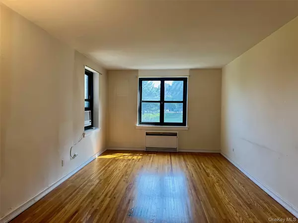 Bayside, NY 11364,212-07 75th AVE #3M