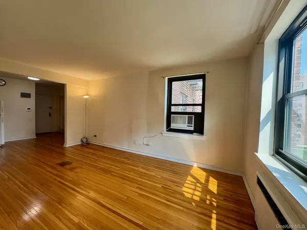 Bayside, NY 11364,212-07 75th AVE #3M