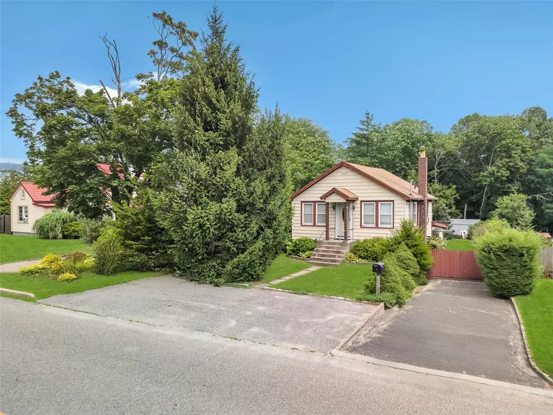 1044 Woodcrest AVE, Riverhead, NY 11901