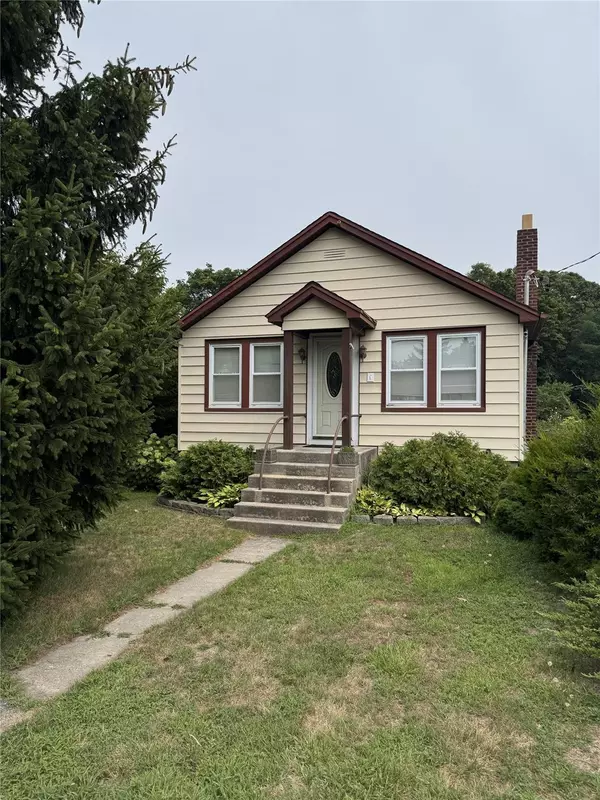 1044 Woodcrest AVE, Riverhead, NY 11901