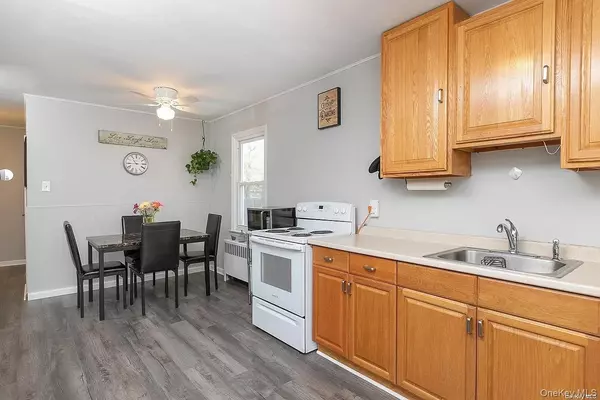 Smithtown, NY 11787,90 Blydenburg AVE