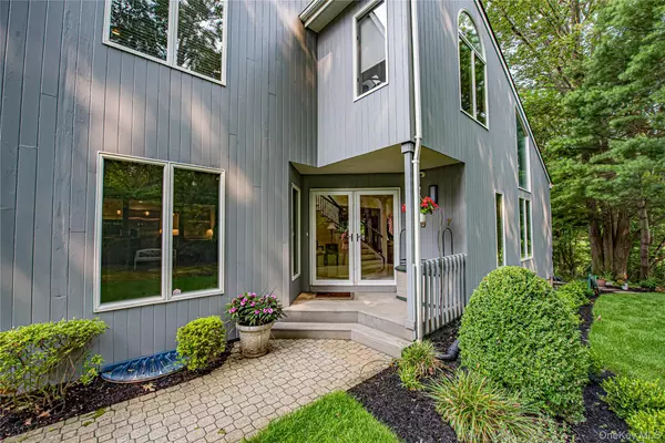 Northport, NY 11768,7 Wood Path DR