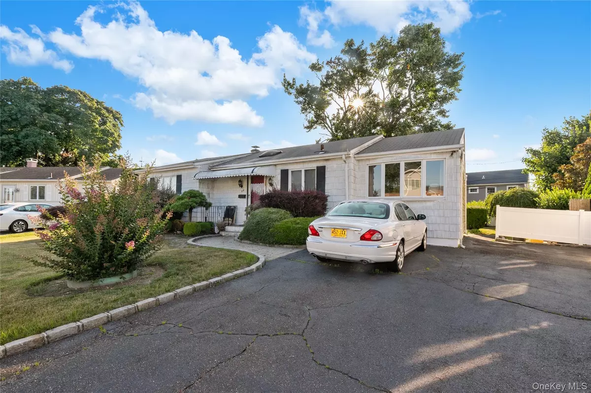 Plainview, NY 11803,58 Helen AVE