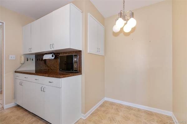 Plainview, NY 11803,58 Helen AVE