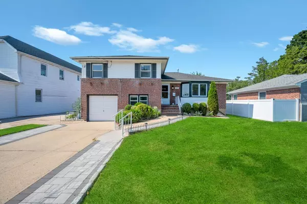 129 8th ST, Hicksville, NY 11801