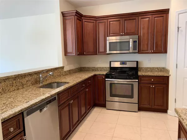 Copiague, NY 11726,24 Nicole CT