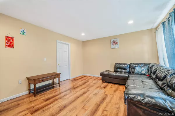 Bellport, NY 11713,905 Doane AVE