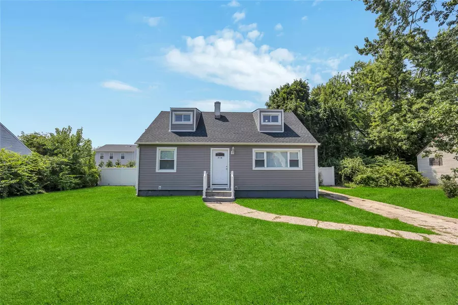 718 Taylor AVE, East Patchogue, NY 11772