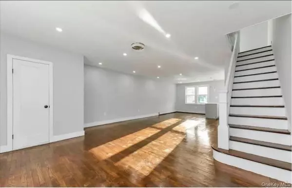 5768 Mazeau ST, Maspeth, NY 11378