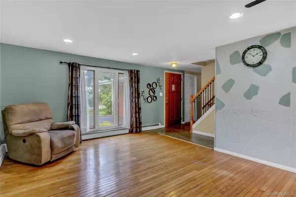 Selden, NY 11784,442 Hawkins RD