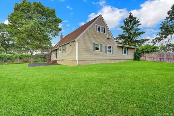 Selden, NY 11784,442 Hawkins RD