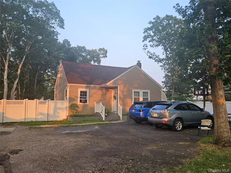 1681 Manatuck BLVD, Bay Shore, NY 11706