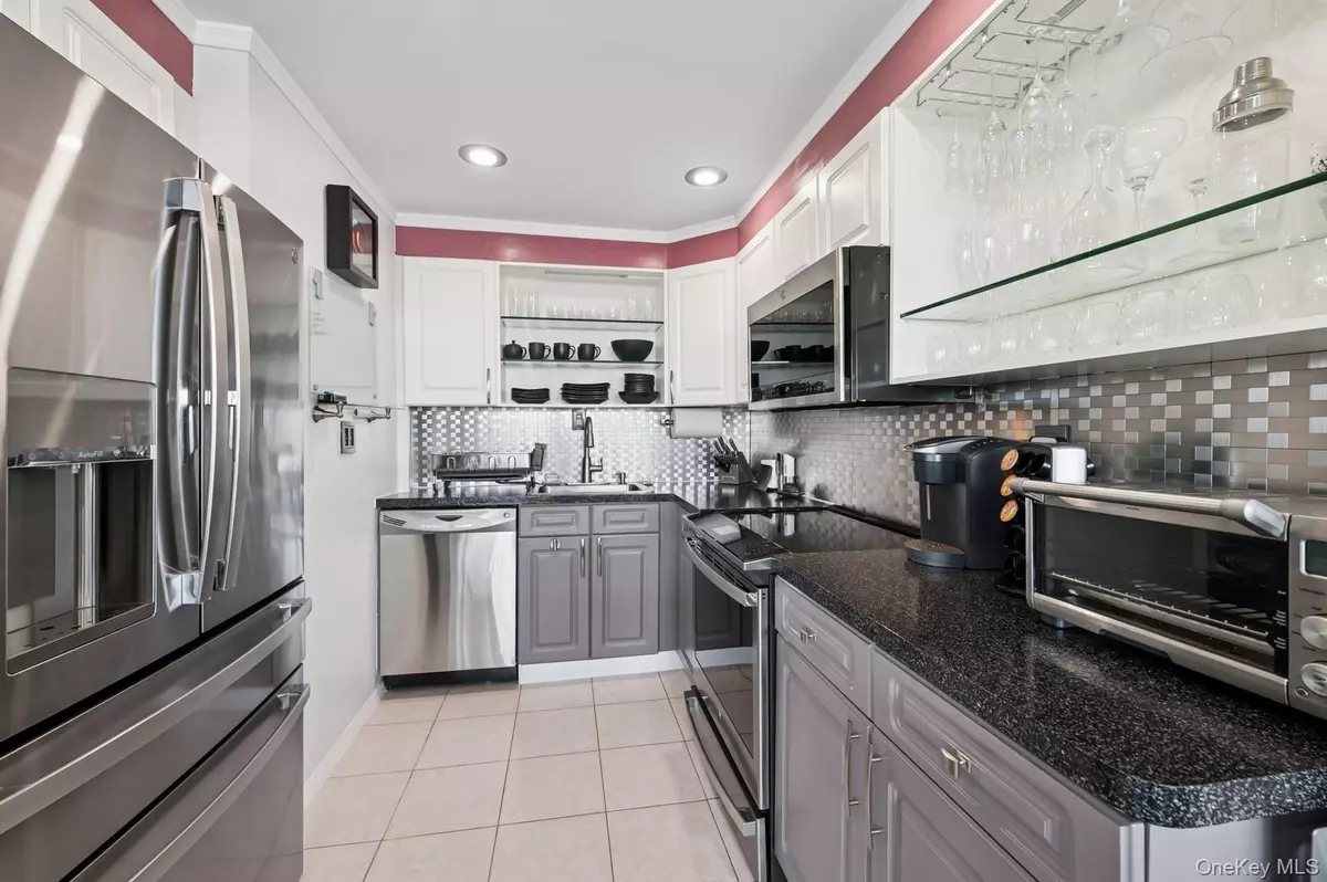 Beechhurst, NY 11357,162-40 9th AVE #8B