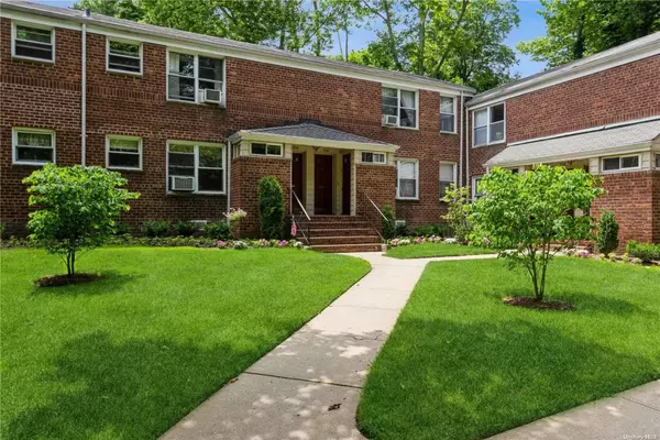 102 Edwards #1C, Roslyn Heights, NY 11577