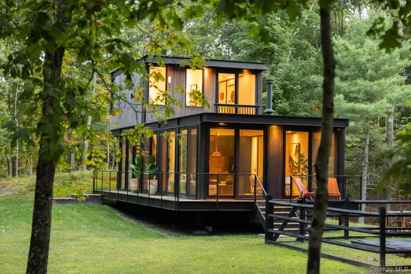 Red Hook, NY 12571,283 Willow Glen RD