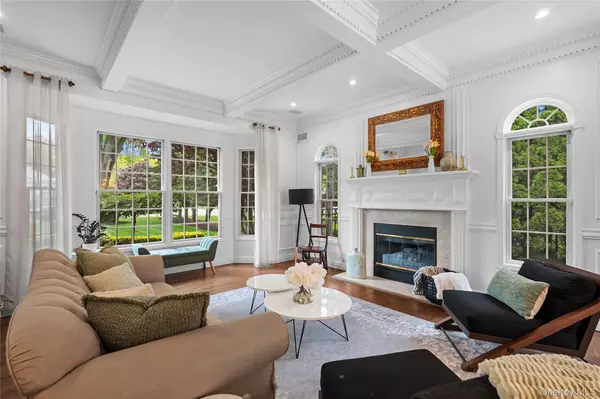 East Islip, NY 11730,11 Crick Holly LN