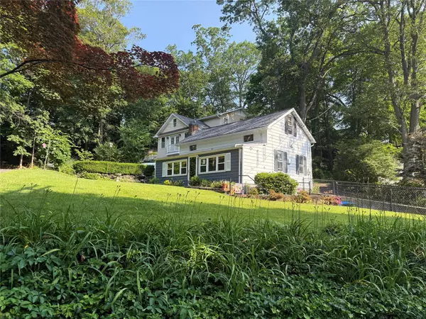 1 Hillside LN, Huntington, NY 11743