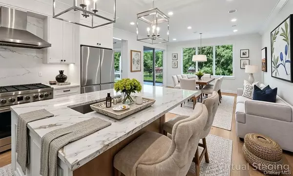 2 Arthur PL, Woodbury, NY 11797