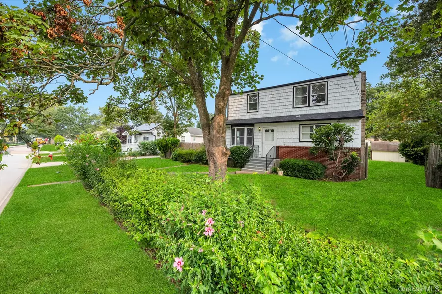 10 Saint Andrews DR, Brentwood, NY 11717