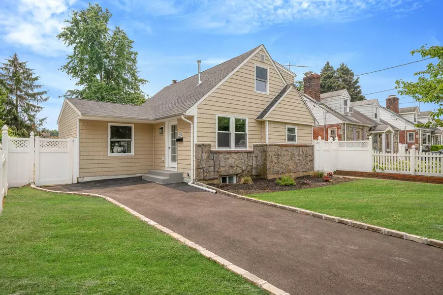 215 W Marie ST, Hicksville, NY 11801
