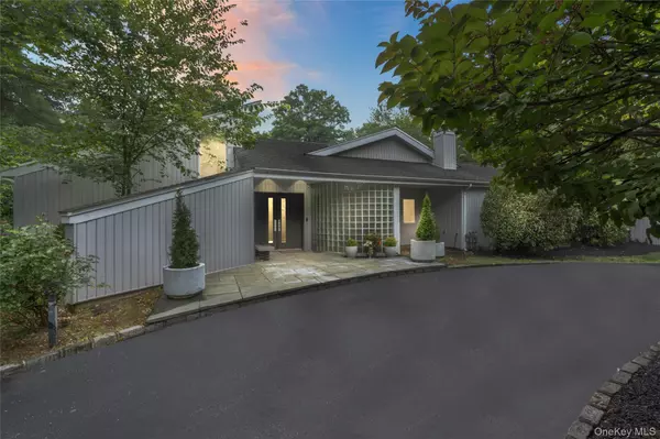 Woodbury, NY 11797,2 Bristol DR