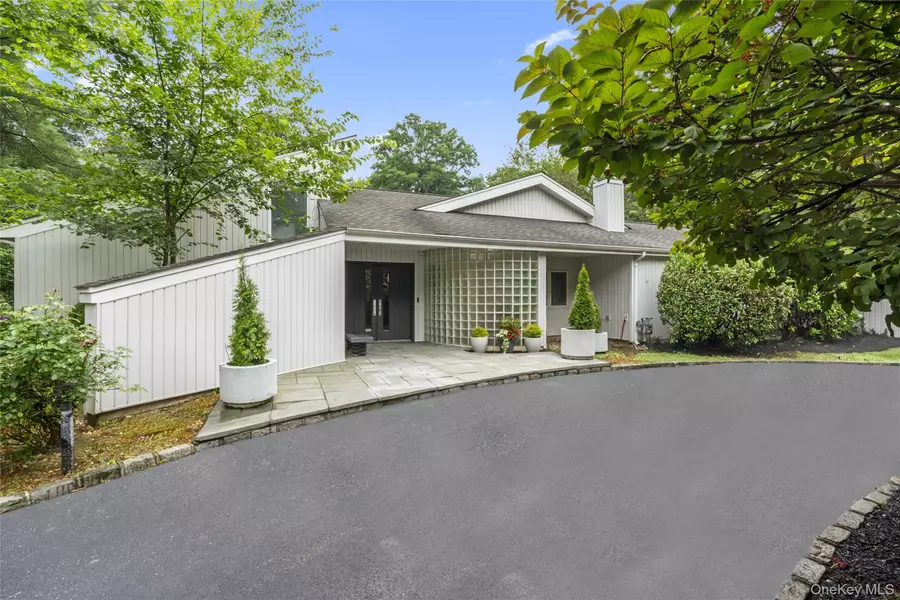2 Bristol DR, Woodbury, NY 11797