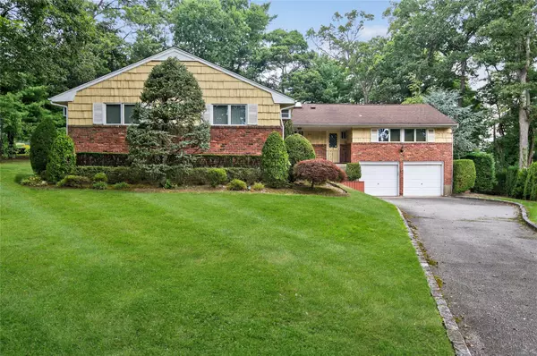 8 Milford CT, Plainview, NY 11803