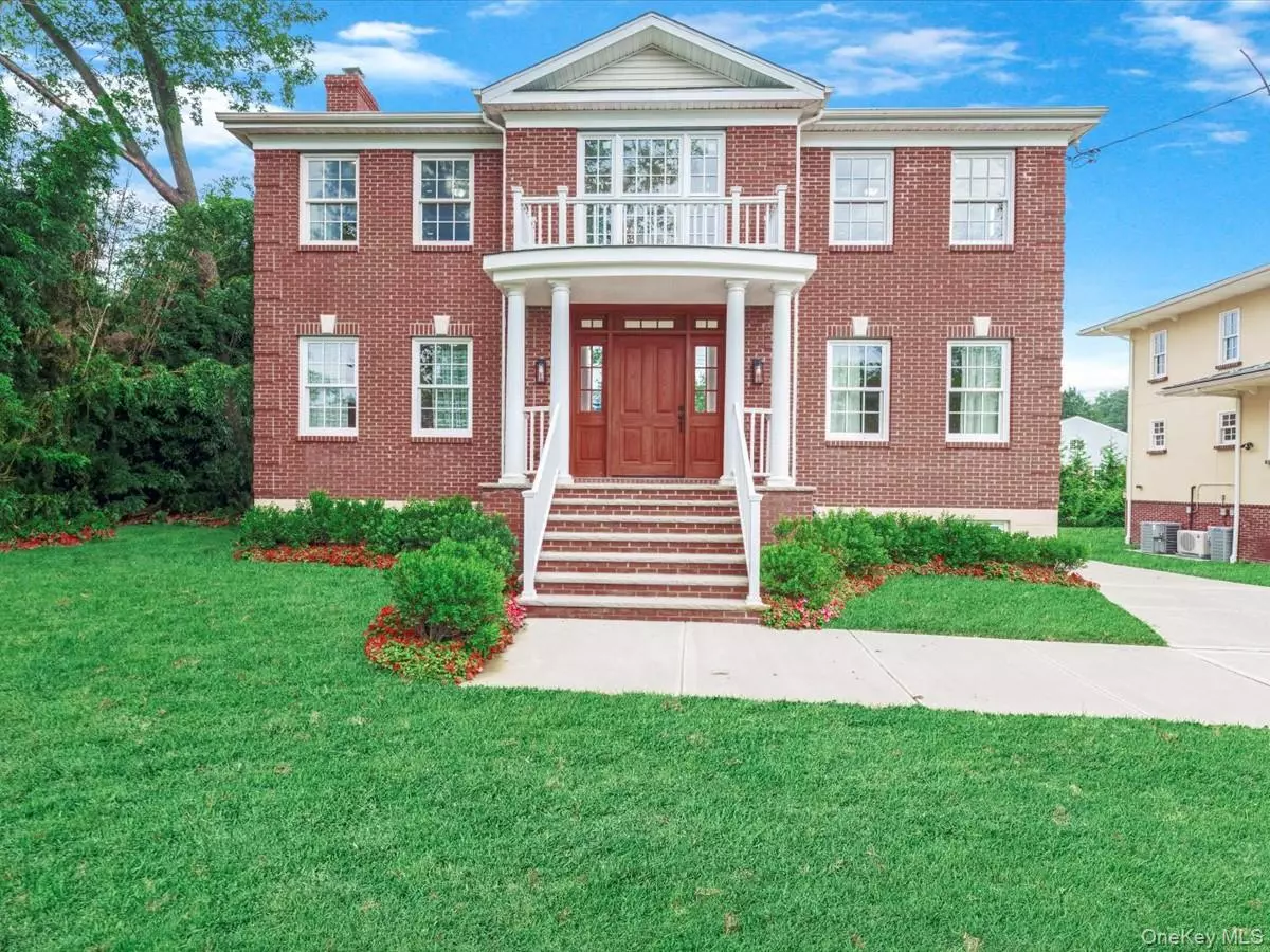 Douglaston, NY 11363,233-17 38th DR