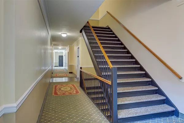 Forest Hills, NY 11375,76-36 113th ST #4J