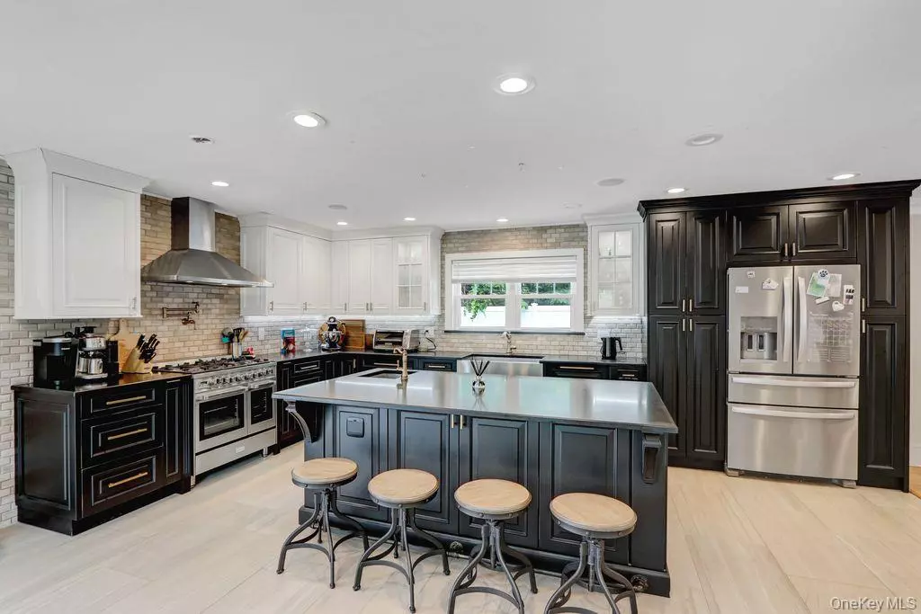 Dix Hills, NY 11746,5 Arcadia DR