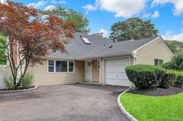 5 Arcadia DR, Dix Hills, NY 11746