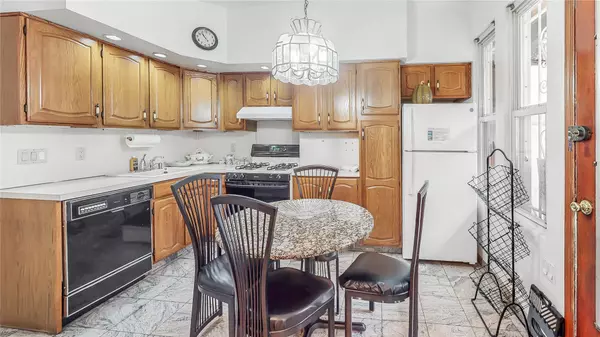 Astoria, NY 11106,31-71 32 ST