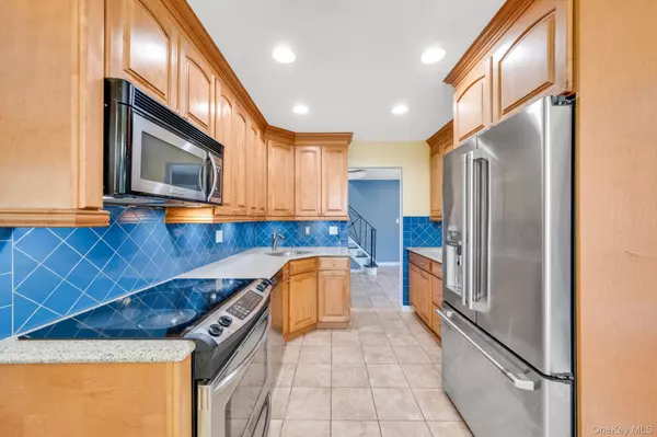 East Northport, NY 11731,5 Montrose LN