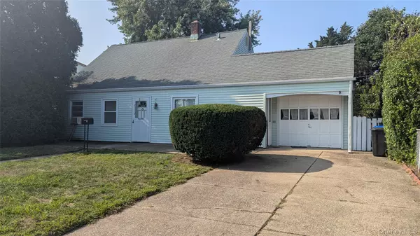 41 Chase LN, Levittown, NY 11756