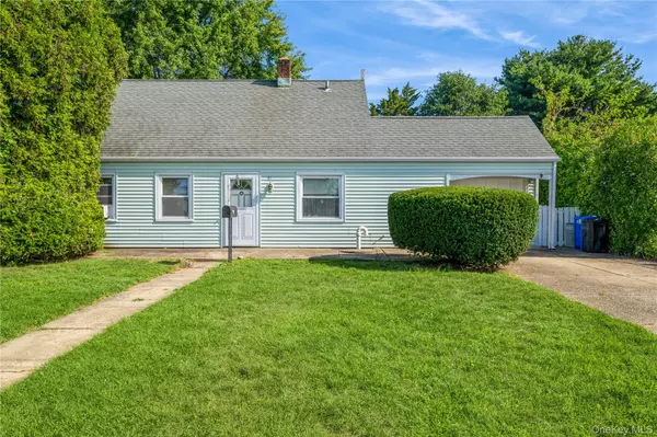 41 Chase LN, Levittown, NY 11756