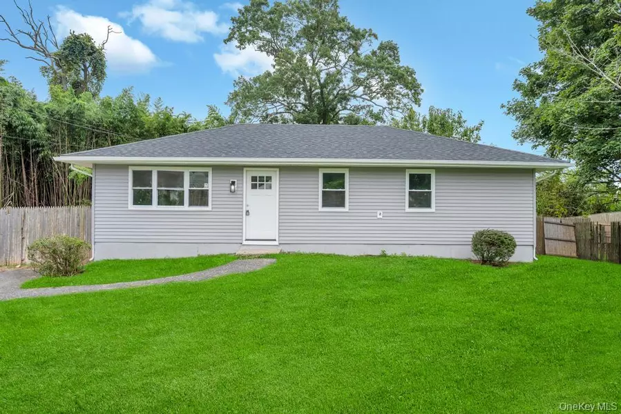 4 Stanley DR, Shirley, NY 11967
