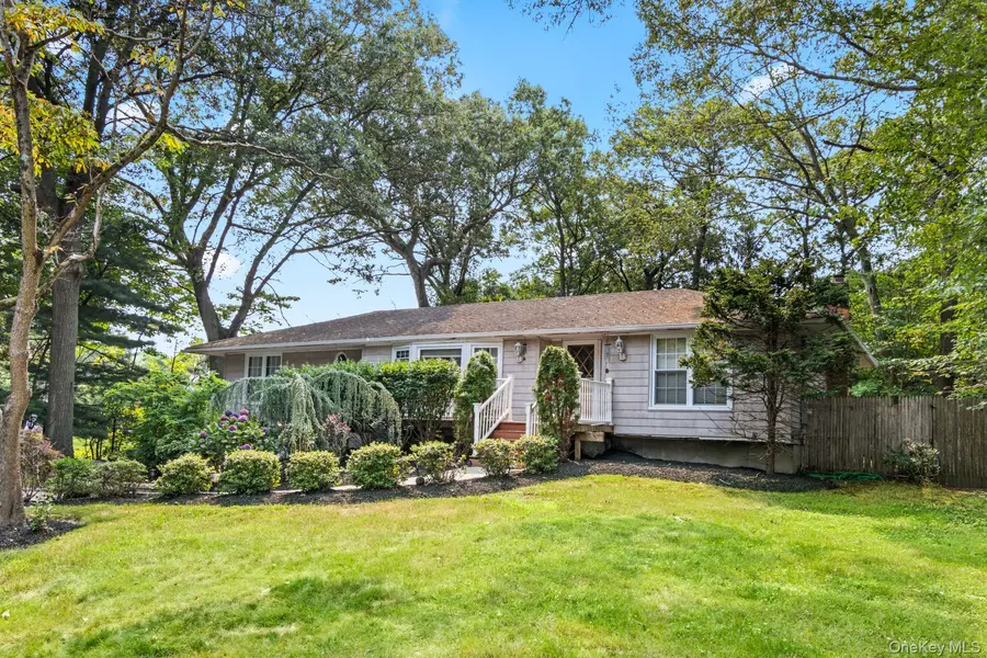 4 Berry LN, Miller Place, NY 11764