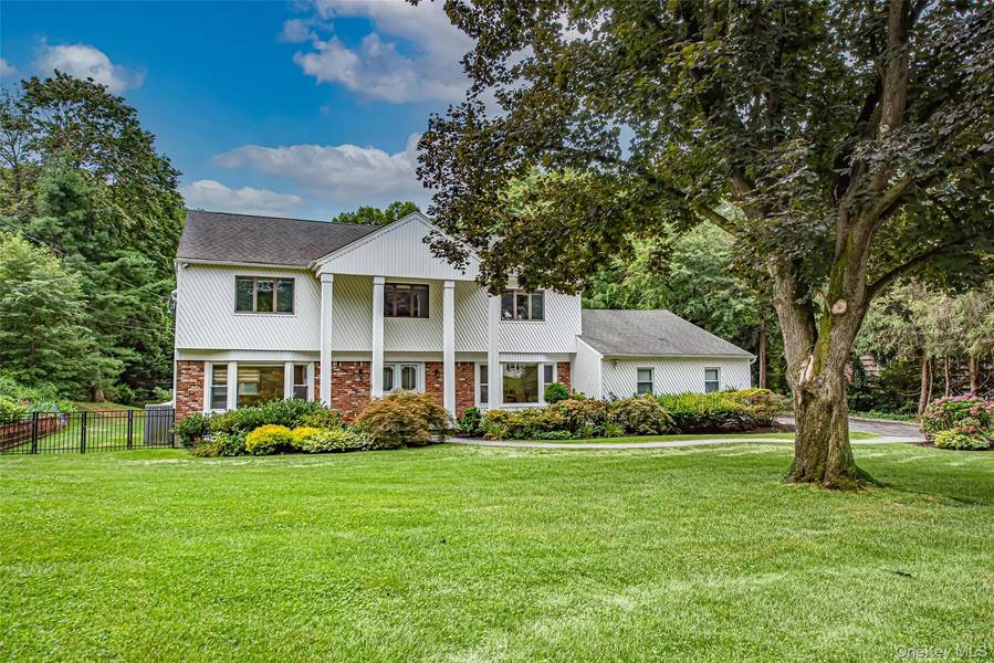 24 Norma LN, Dix Hills, NY 11746