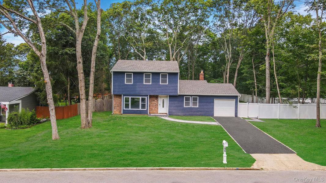15 Bellaire DR, Ridge, NY 11961