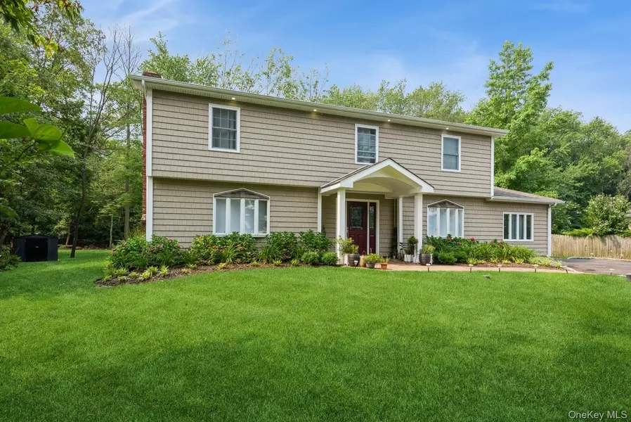 32 Hemlock LN, Smithtown, NY 11787