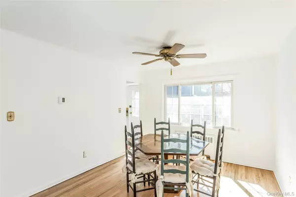Plainview, NY 11803,2 Glen DR