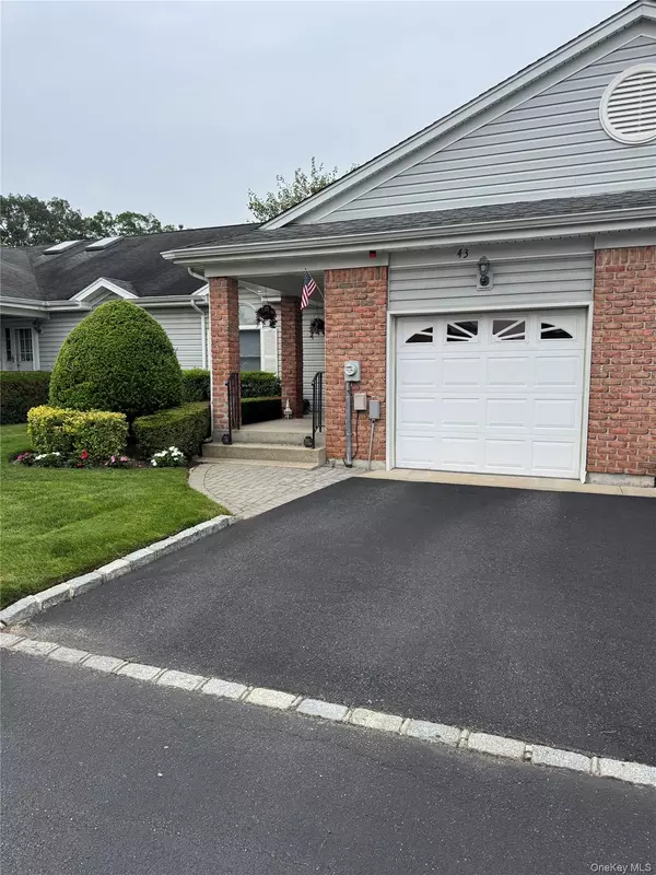 43 Primrose LN,  North Babylon,  NY 11703