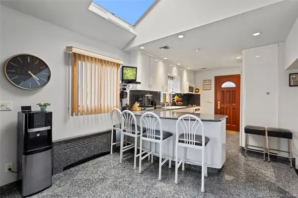 Plainview, NY 11803,33 Shelter Hill RD