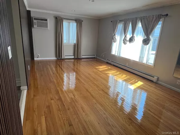 Port Washington, NY 11050,12 Hickory RD ##A