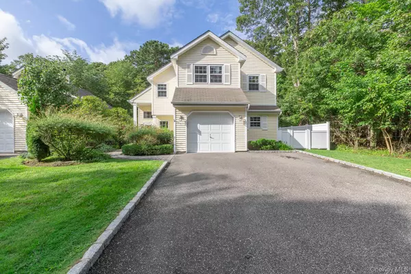 15 Cloister LN, Middle Island, NY 11953