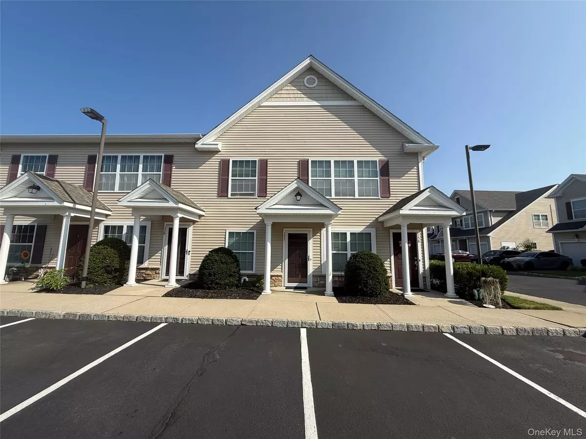 Holtsville, NY 11742,157 Wildwood CIR