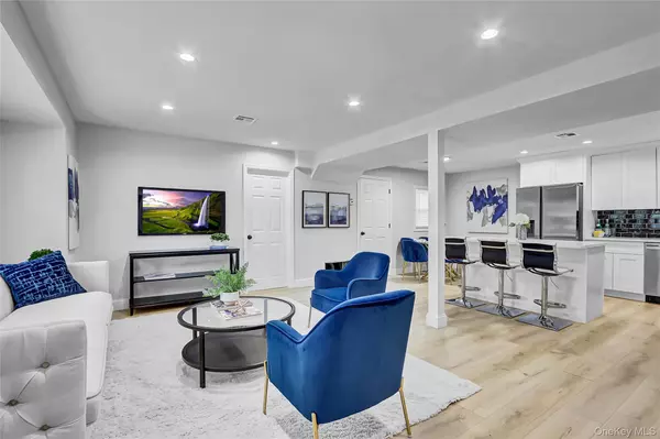 Roosevelt, NY 11575,10 Hillman PL