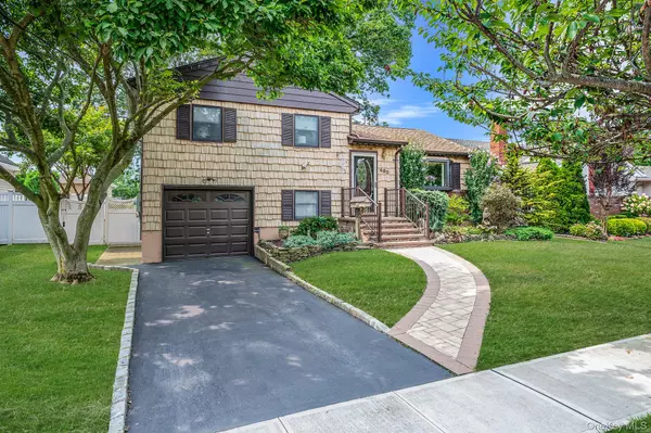 Massapequa Park, NY 11762,490 Charles AVE