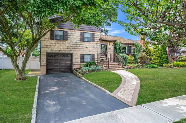 Massapequa Park, NY 11762,490 Charles AVE